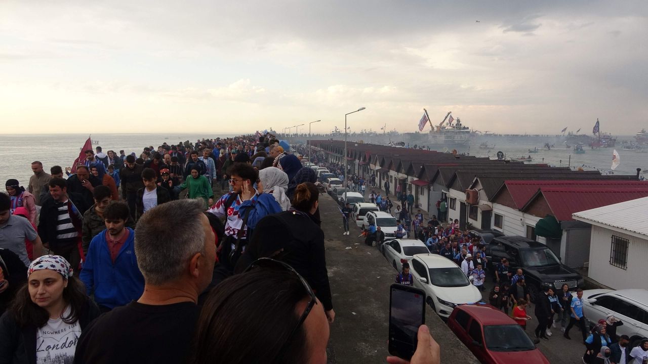 Trabzonspor kafilesi şampiyonluk kutlamaları için üstü açık otobüsle stada gitti 5