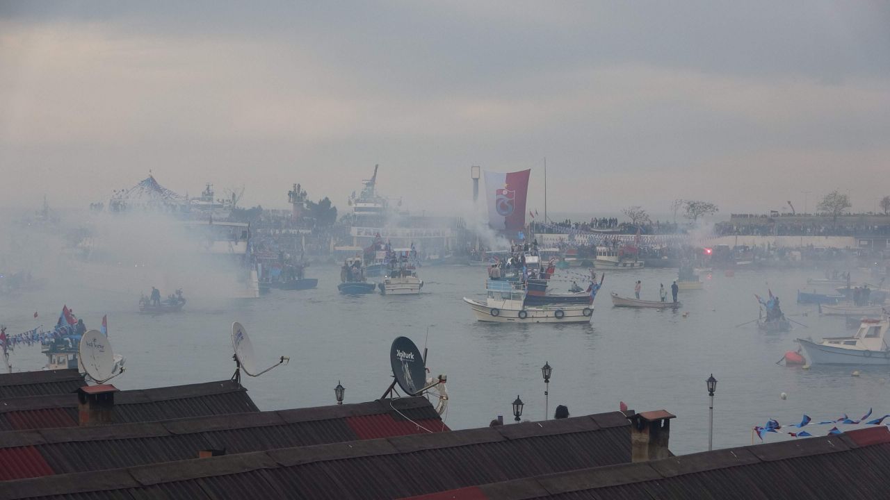 Trabzonspor kafilesi şampiyonluk kutlamaları için üstü açık otobüsle stada gitti 6