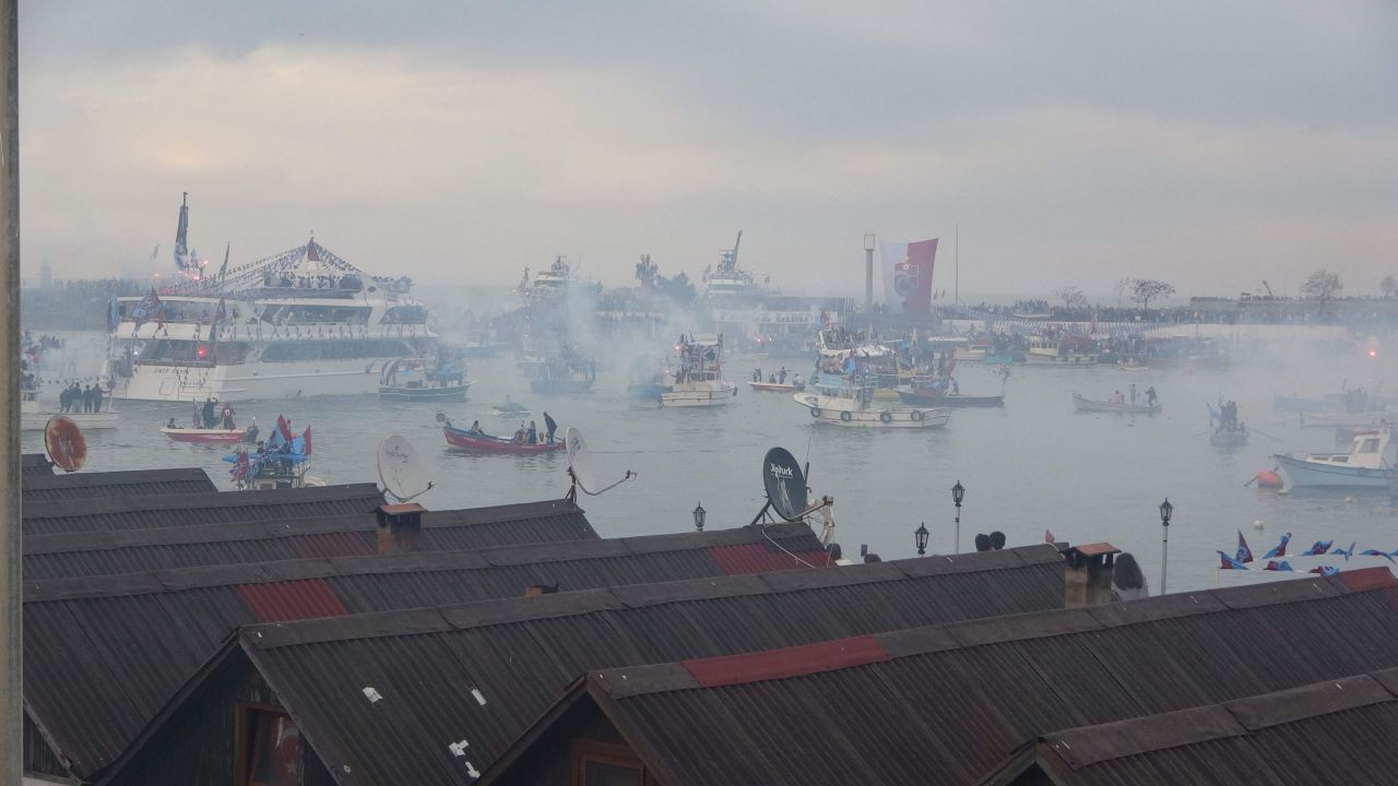 Trabzonspor kafilesi şampiyonluk kutlamaları için üstü açık otobüsle stada gitti 7