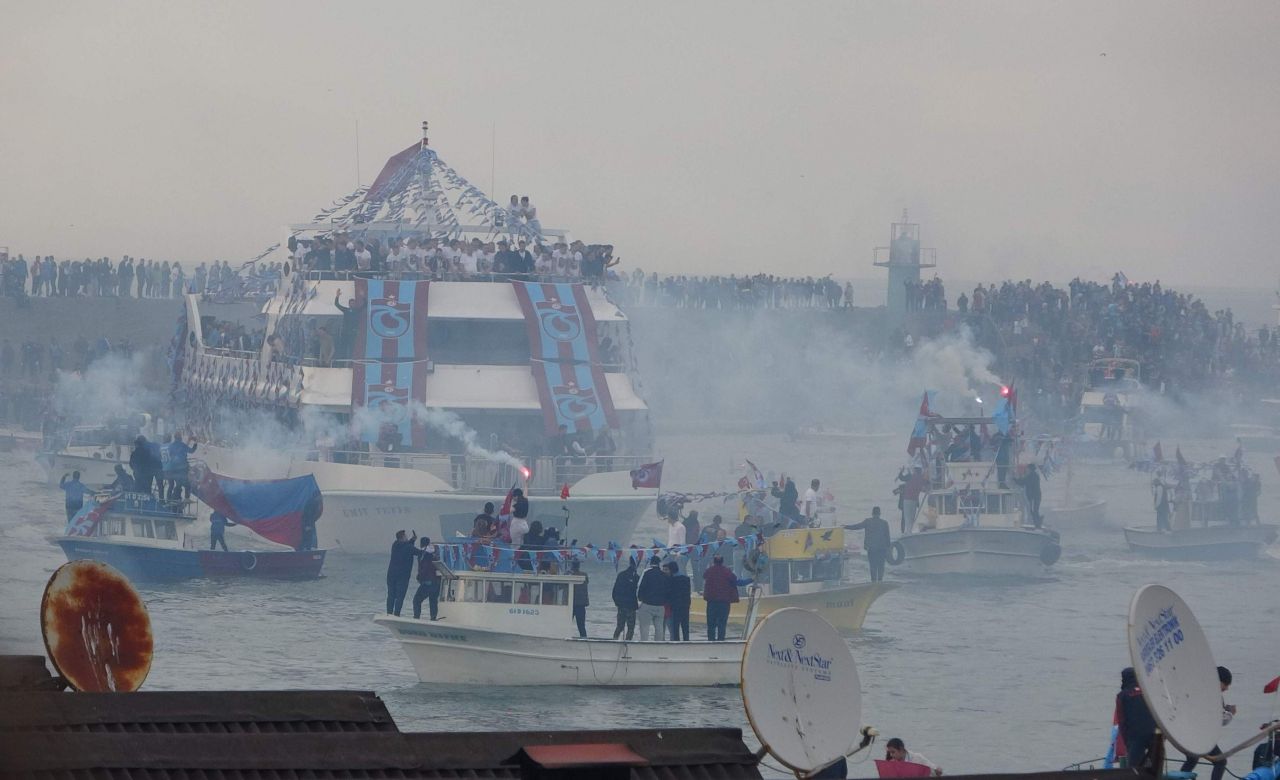Trabzonspor kafilesi şampiyonluk kutlamaları için üstü açık otobüsle stada gitti 8