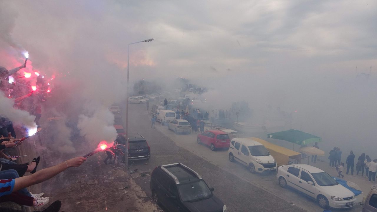 Trabzonspor kafilesi şampiyonluk kutlamaları için üstü açık otobüsle stada gitti 9