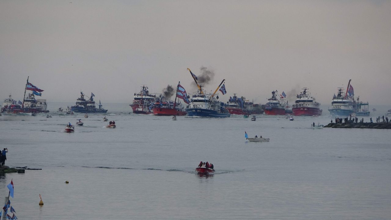 Trabzonspor kafilesi şampiyonluk kutlamaları için üstü açık otobüsle stada gitti 11