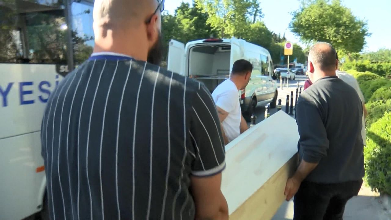 Yol kenarında 'cenaze taşıma' tartışması! 3-4 saat beklettiler... 8