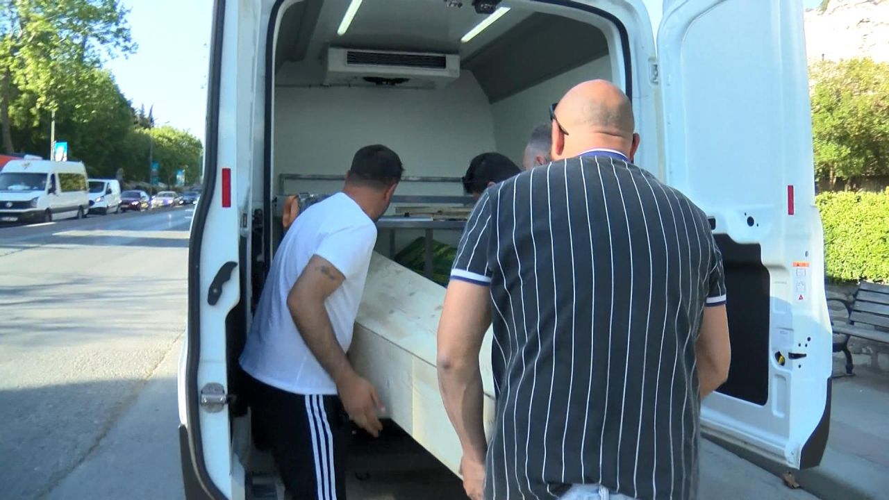 Yol kenarında 'cenaze taşıma' tartışması! 3-4 saat beklettiler... 9