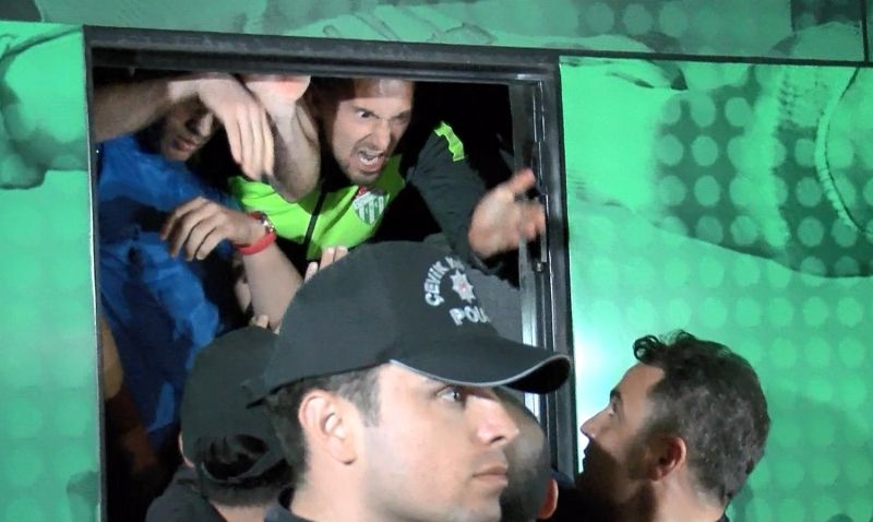 Küme düşen Bursaspor'da futbolculara taraftar dayağı! 2