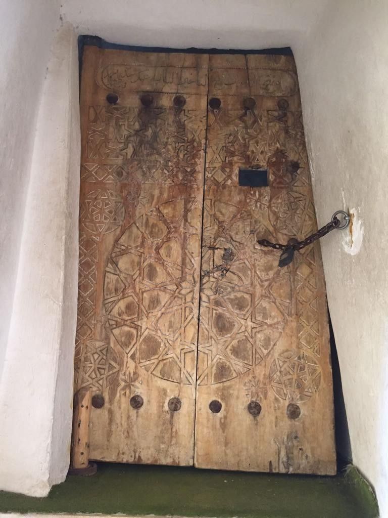 Şehrin tarihi ahşap kapıları için araştırma 8