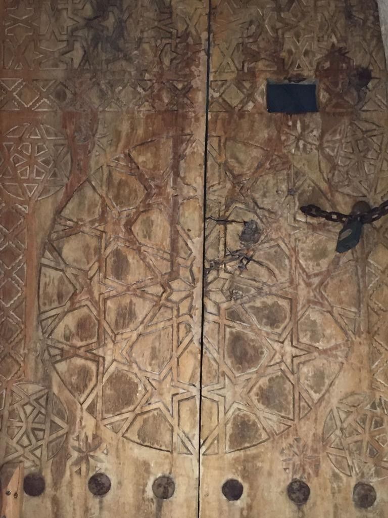 Şehrin tarihi ahşap kapıları için araştırma 10