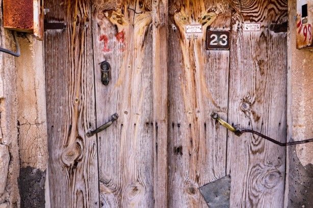 Şehrin tarihi ahşap kapıları için araştırma 5