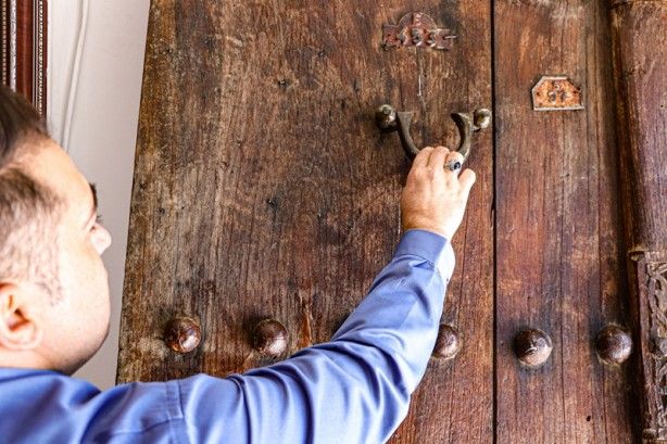 Şehrin tarihi ahşap kapıları için araştırma 6