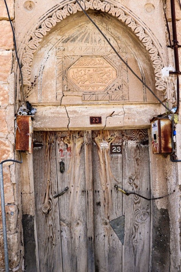 Şehrin tarihi ahşap kapıları için araştırma 7