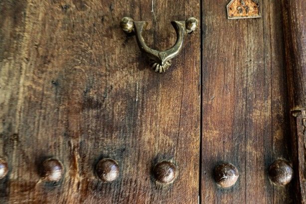 Şehrin tarihi ahşap kapıları için araştırma 3