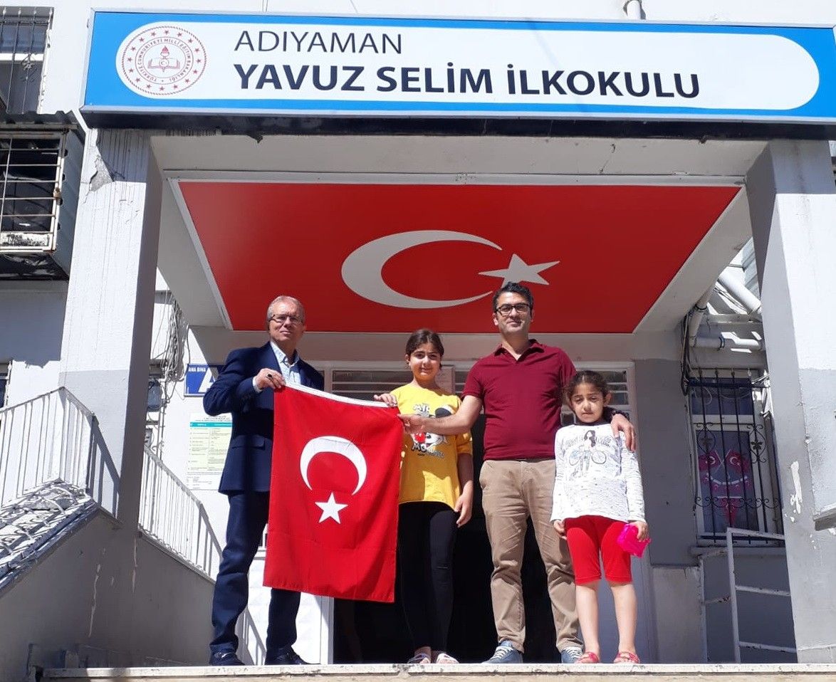 Alkışlanacak hareket! Yere düşen bayrağı... 1