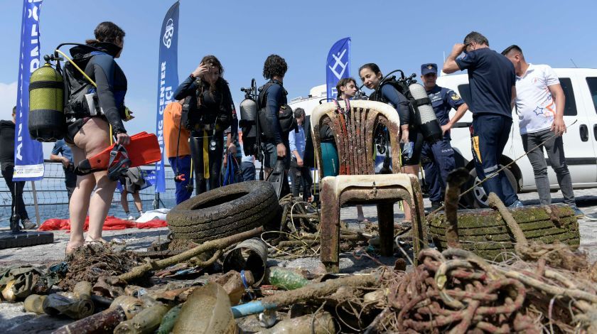 Deniz dibi temizliğinde cam bardağa yuva yapan ahtapot çıktı 2