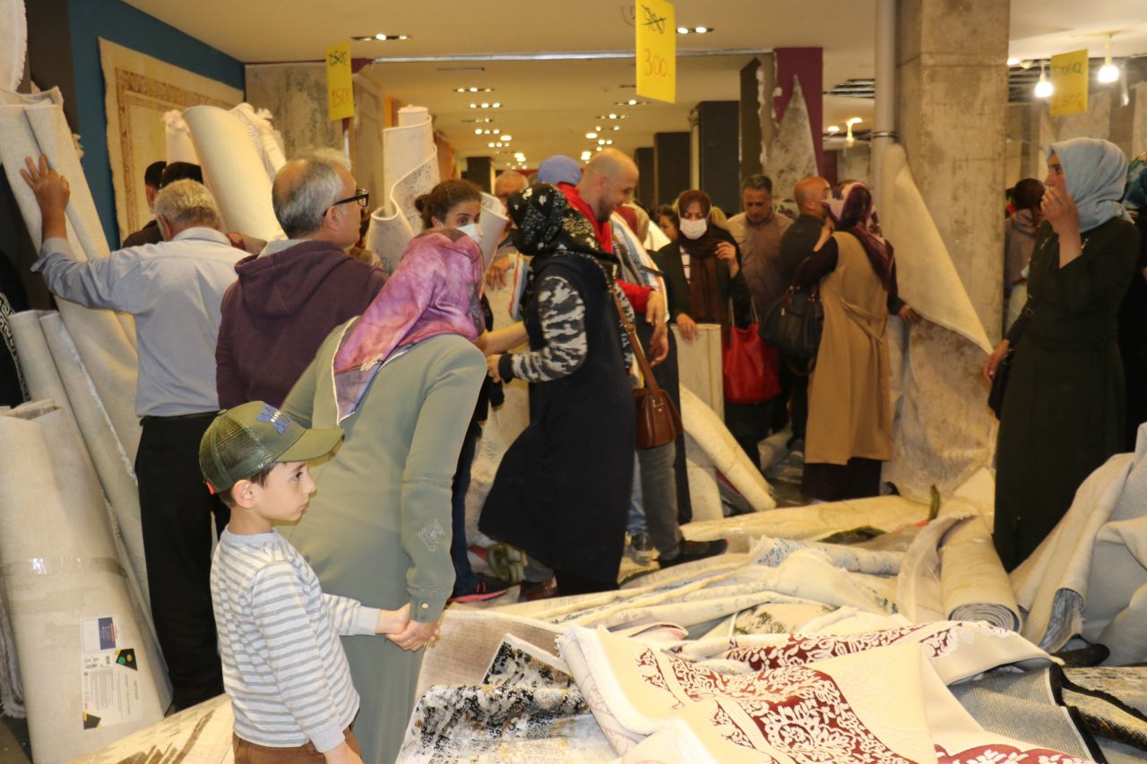 Ucuz olduğunu duyanlar mağazaya koştu 7