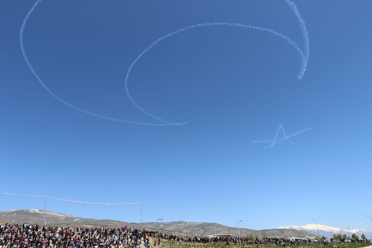 Türk Yıldızları Erzincan semalarında nefes kesti 5