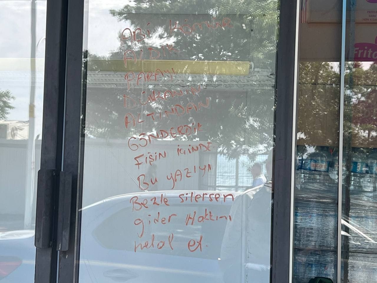 Dolabın camına yazılan mesaj şoke etti 1