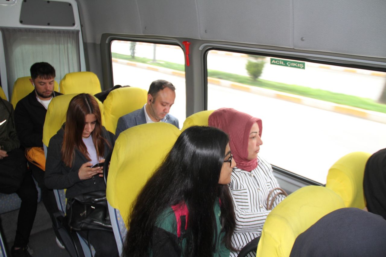 Kemal Sunal’ın oynadığı 'Atla Gel Şaban' filmi Elazığ'da gerçek oldu: Minibüse binmeden yazamıyor 4