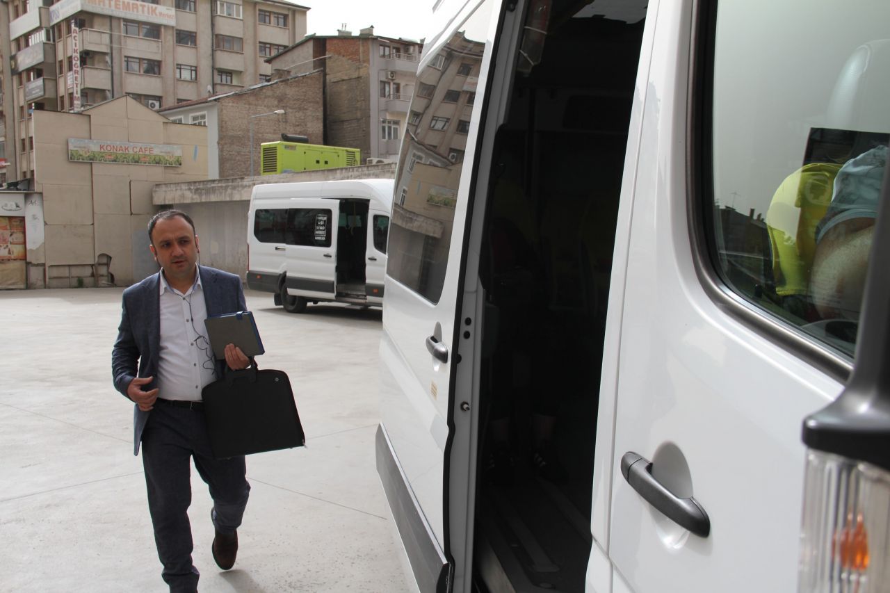 Kemal Sunal’ın oynadığı 'Atla Gel Şaban' filmi Elazığ'da gerçek oldu: Minibüse binmeden yazamıyor 8