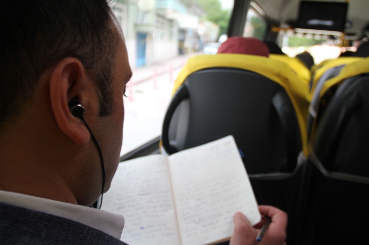 Kemal Sunal’ın oynadığı 'Atla Gel Şaban' filmi Elazığ'da gerçek oldu: Minibüse binmeden yazamıyor 12