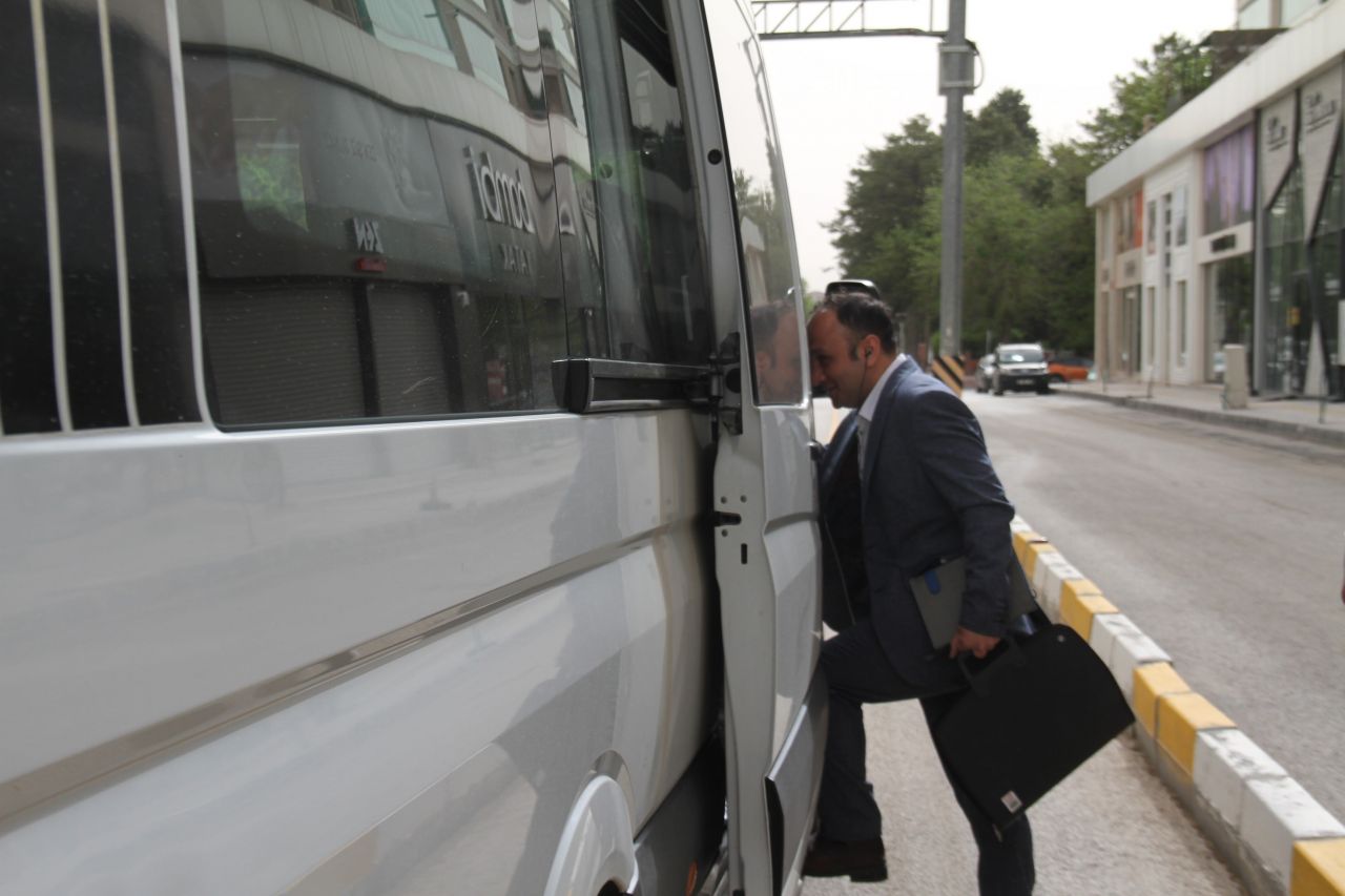 Kemal Sunal’ın oynadığı 'Atla Gel Şaban' filmi Elazığ'da gerçek oldu: Minibüse binmeden yazamıyor 13