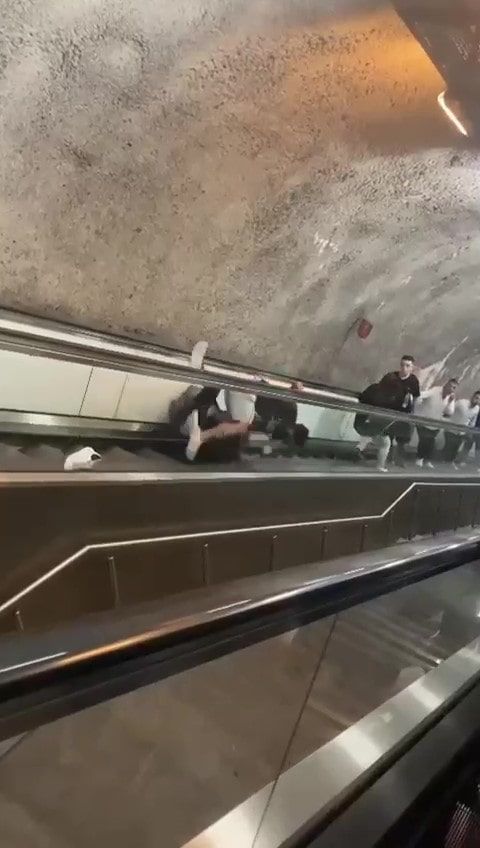 Pes dedirten olay: Yürüyen merdivenlerde yuvarlanarak kavga ettiler 3