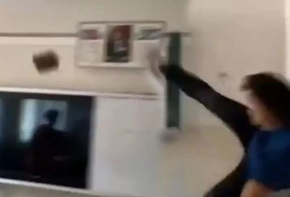 Kur'an-ı Kerim'e tekme atan lise öğrencisi büyük tepki toplamıştı! Cezası belli oldu... 1