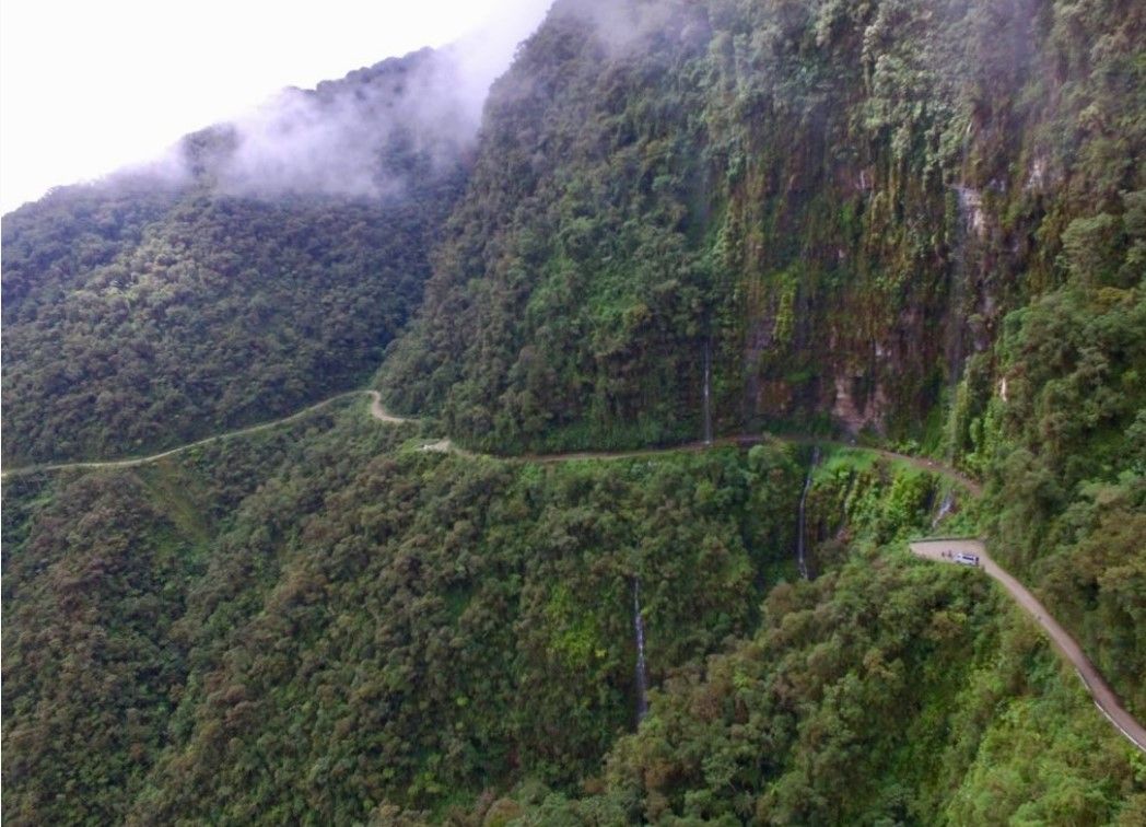 Dünyanın en tehlikeli yolu! Kemiklerin patikası, resmen ölüm saçıyor 2