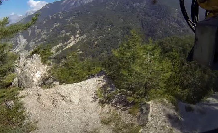 Dünyanın en tehlikeli yolu! Kemiklerin patikası, resmen ölüm saçıyor 24