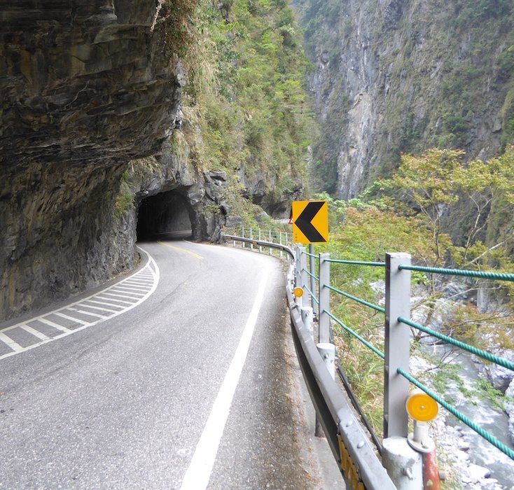 Dünyanın en tehlikeli yolu! Kemiklerin patikası, resmen ölüm saçıyor 32