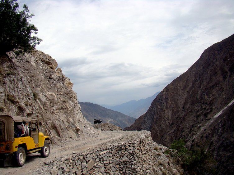 Dünyanın en tehlikeli yolu! Kemiklerin patikası, resmen ölüm saçıyor 44
