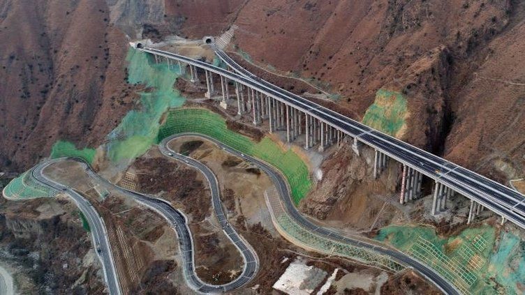 Dünyanın en tehlikeli yolu! Kemiklerin patikası, resmen ölüm saçıyor 58