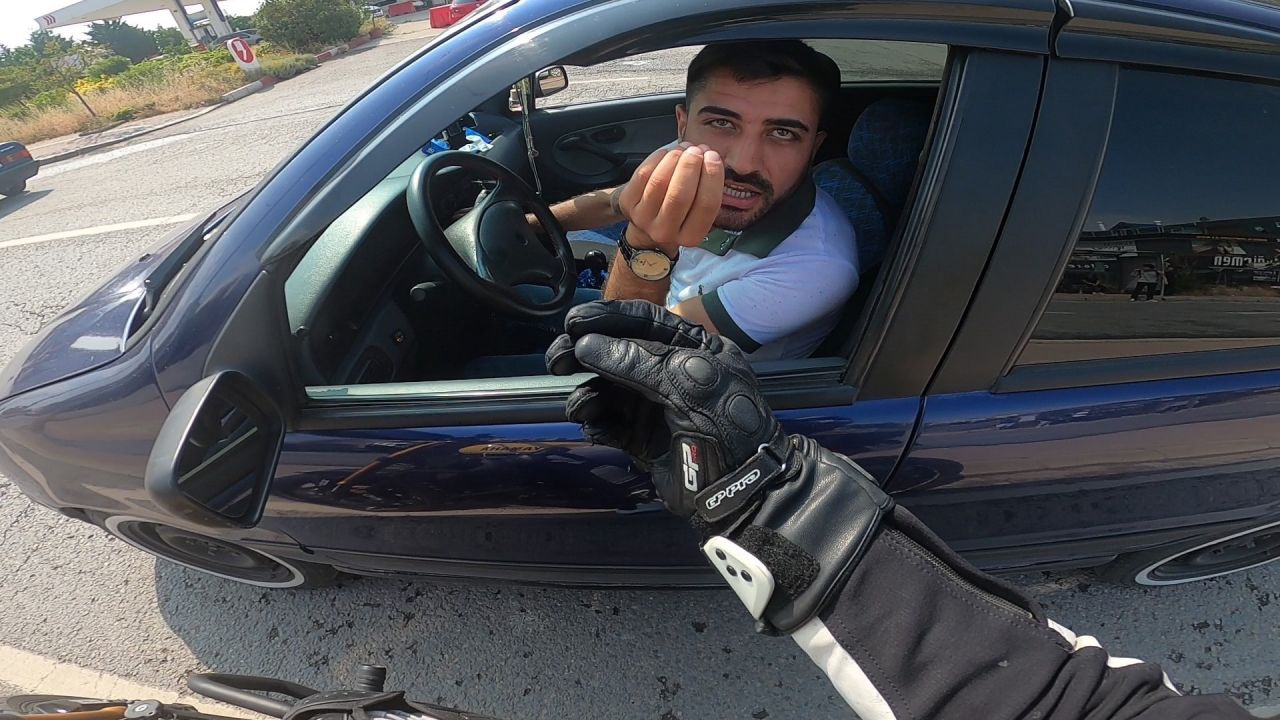 Trafik kazası atlatıp çay içmeye giden sürücüler sosyal medyayı salladı 1