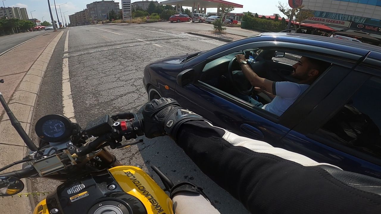 Trafik kazası atlatıp çay içmeye giden sürücüler sosyal medyayı salladı 2