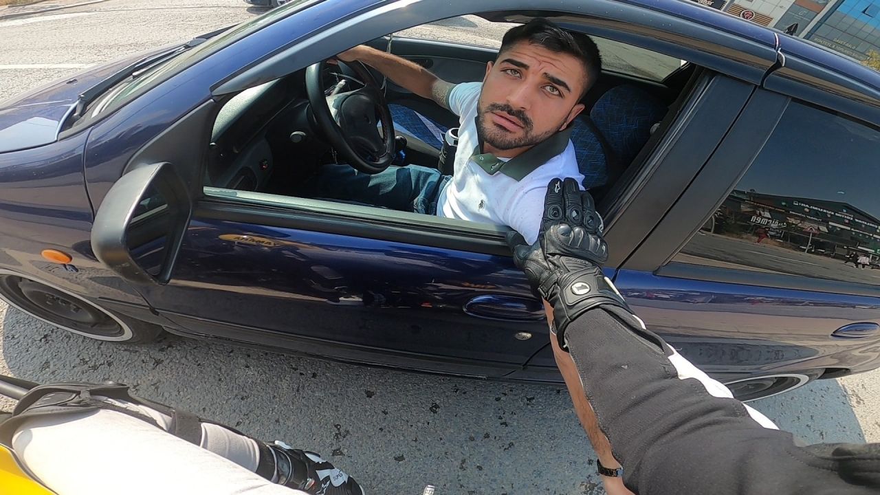 Trafik kazası atlatıp çay içmeye giden sürücüler sosyal medyayı salladı 3