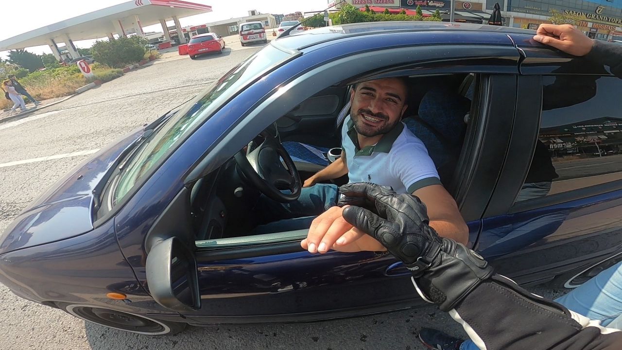 Trafik kazası atlatıp çay içmeye giden sürücüler sosyal medyayı salladı 5