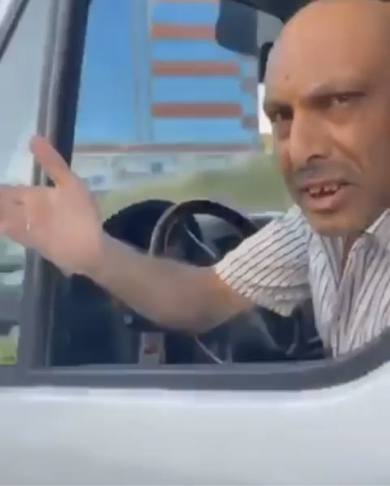 Kaldırımdan giden servis şoföründen yayaya tehdit 2