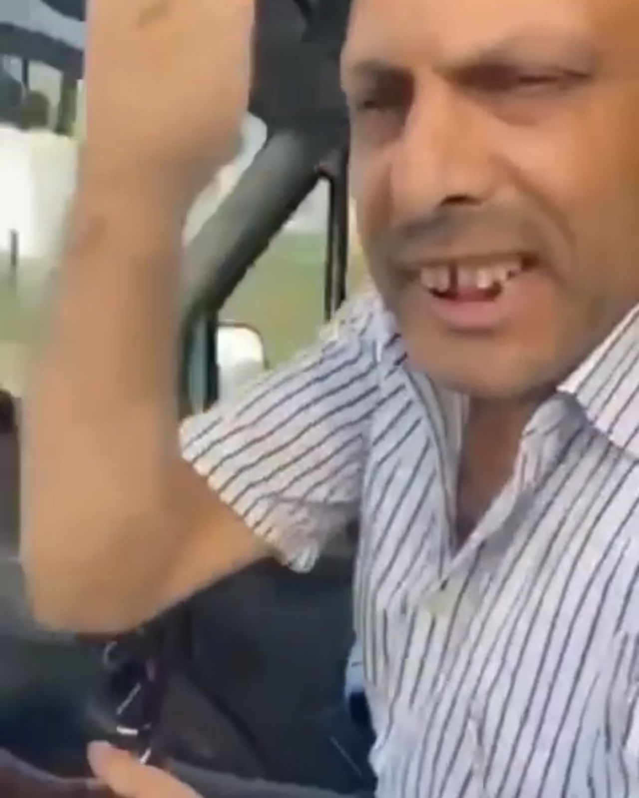 Kaldırımdan giden servis şoföründen yayaya tehdit 3