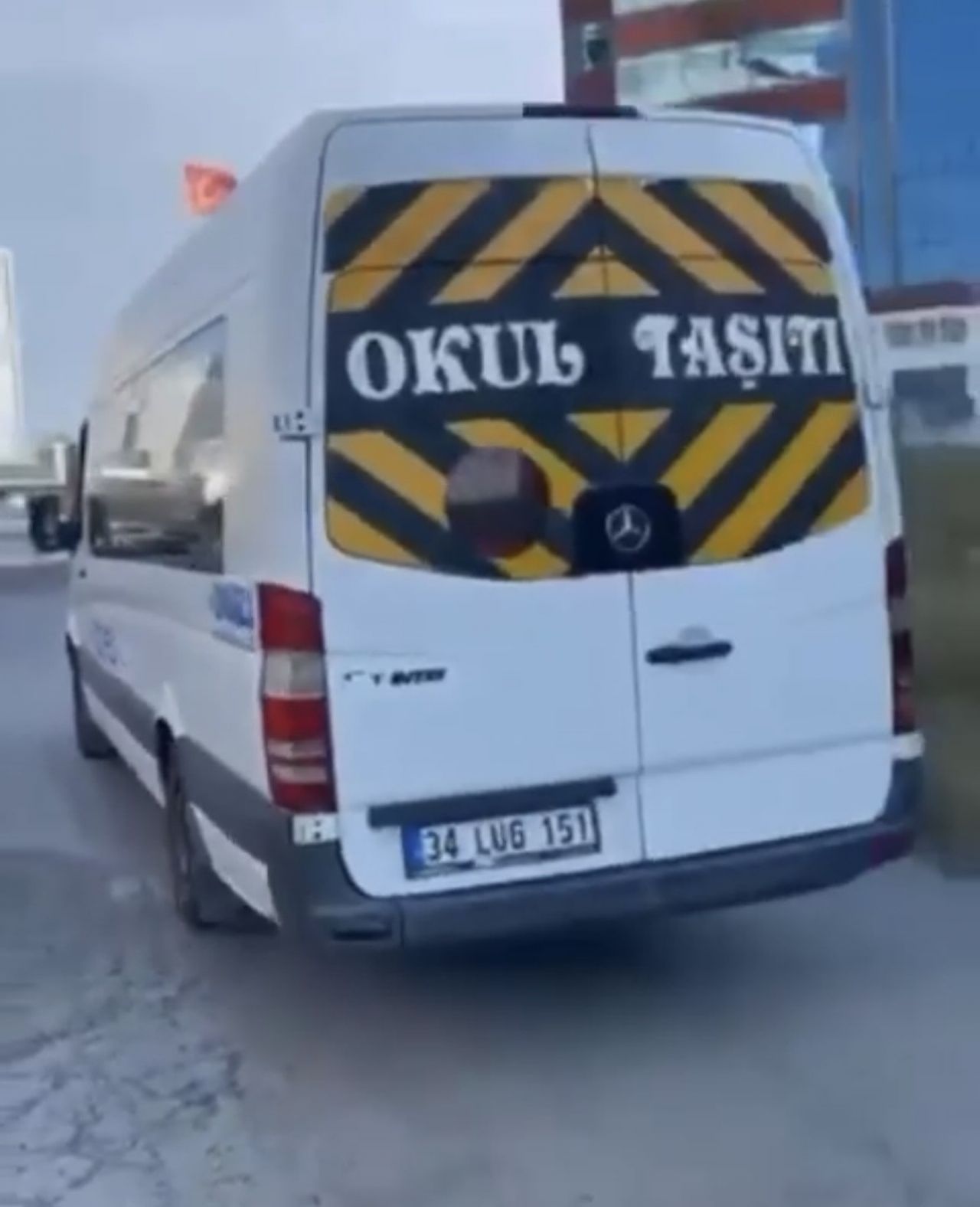 Kaldırımdan giden servis şoföründen yayaya tehdit 4