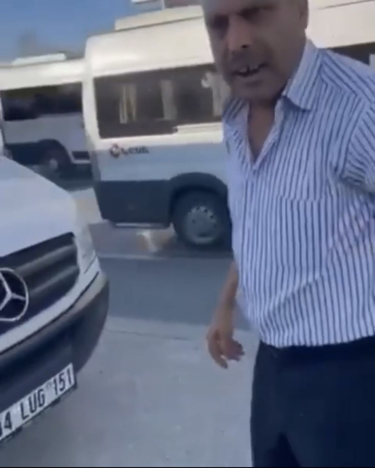 Kaldırımdan giden servis şoföründen yayaya tehdit 5