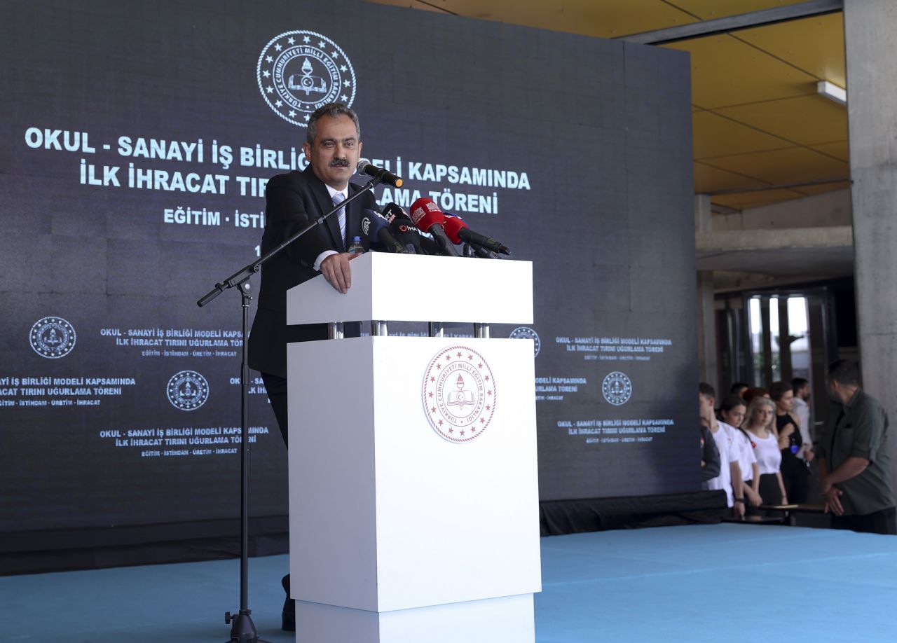 Bakan Özer, okul sanayi iş birliğinin ilk ihracat tırını uğurladı 2