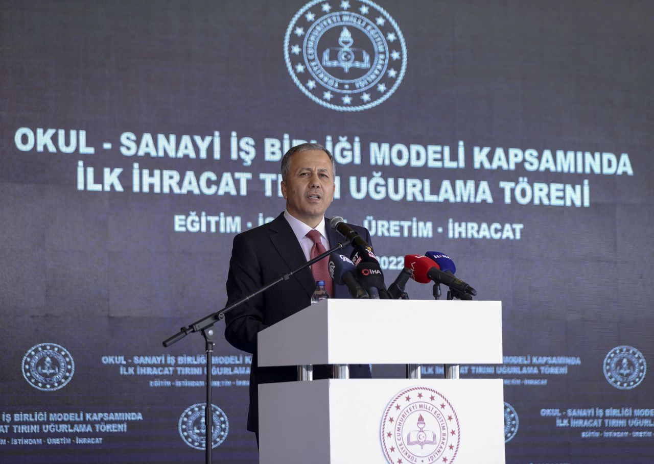 Bakan Özer, okul sanayi iş birliğinin ilk ihracat tırını uğurladı 3