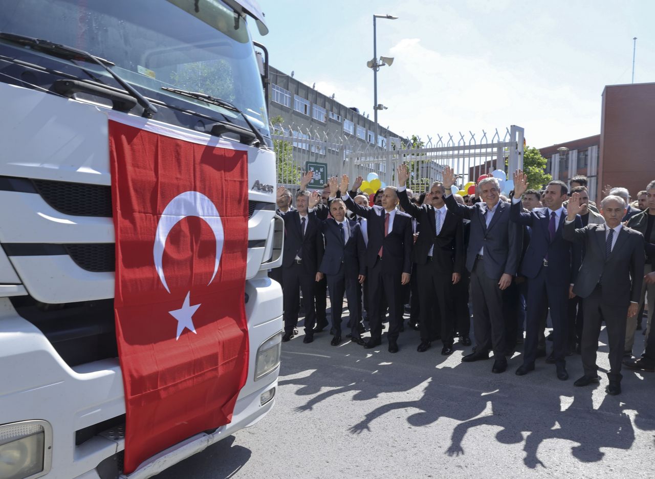 Bakan Özer, okul sanayi iş birliğinin ilk ihracat tırını uğurladı 4