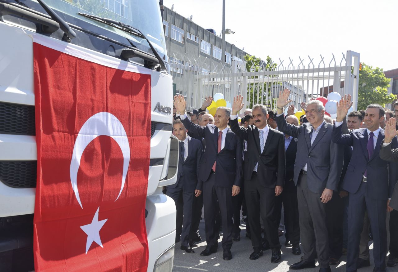 Bakan Özer, okul sanayi iş birliğinin ilk ihracat tırını uğurladı 6