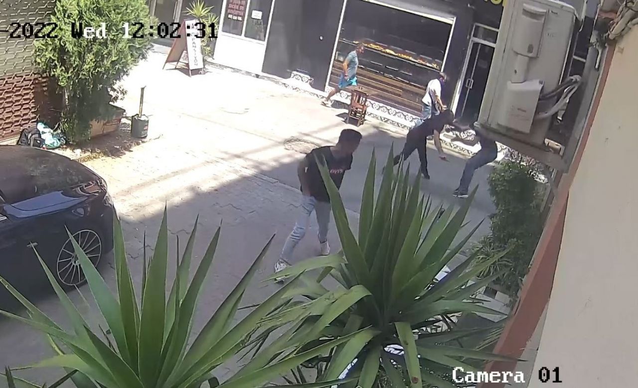 Önce bıçakladı, sonra yardımına koşup yarasına tampon yaptı 1