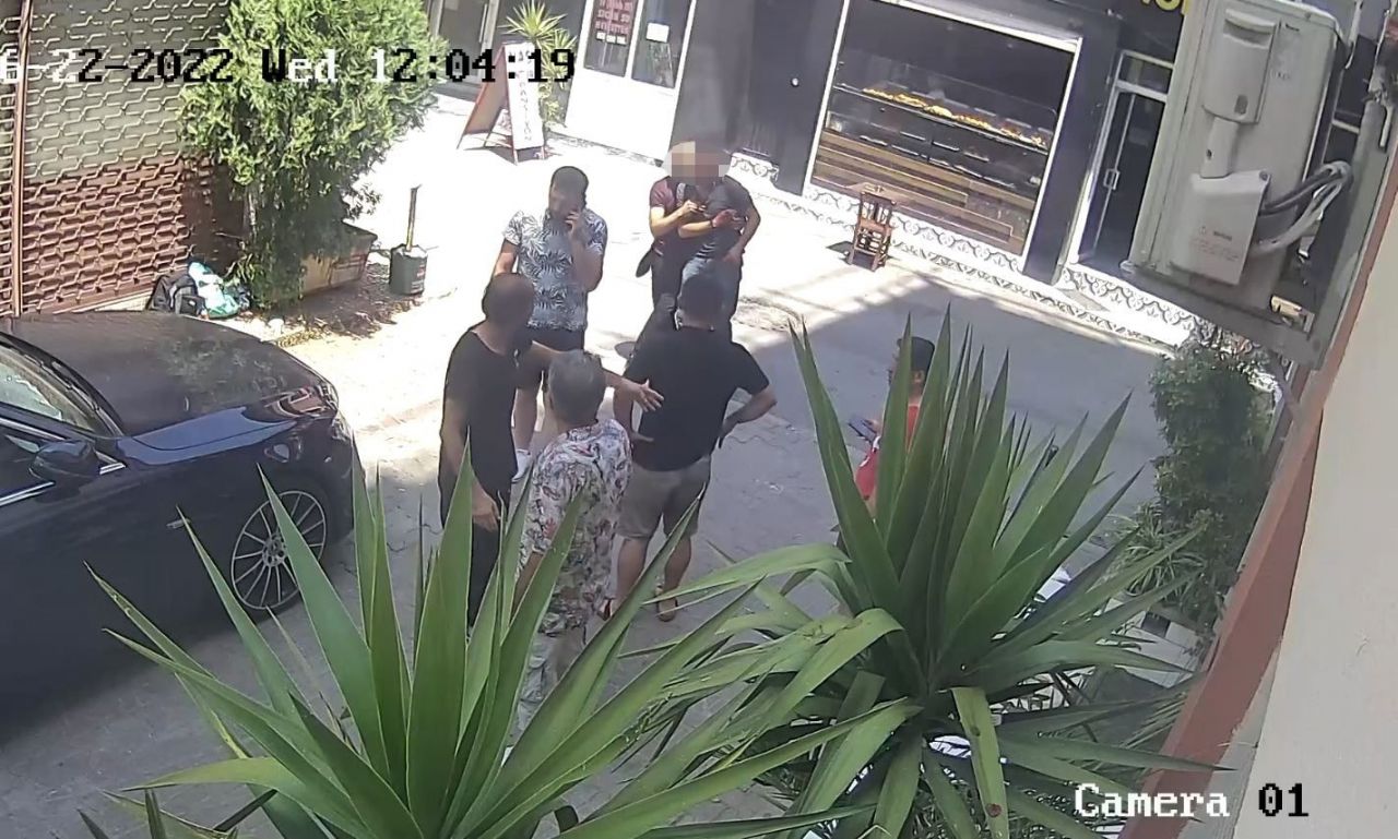 Önce bıçakladı, sonra yardımına koşup yarasına tampon yaptı 3