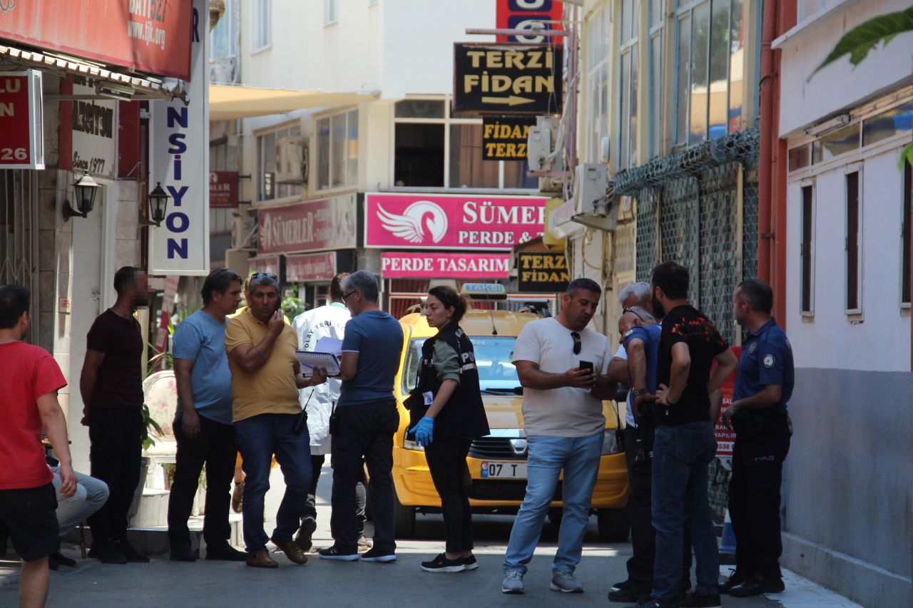Önce bıçakladı, sonra yardımına koşup yarasına tampon yaptı 4
