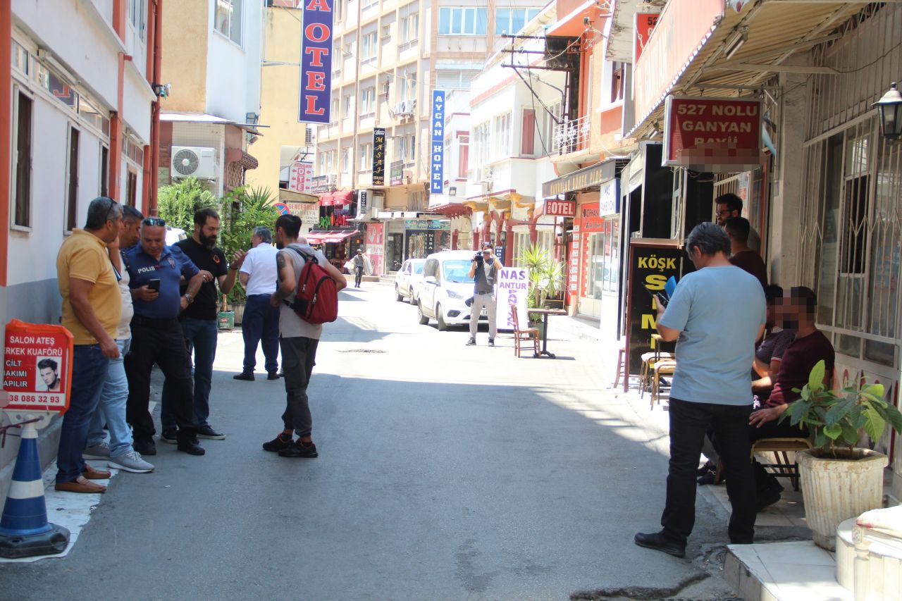 Önce bıçakladı, sonra yardımına koşup yarasına tampon yaptı 5