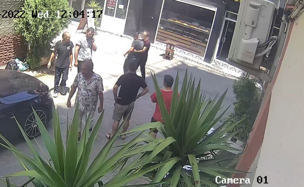 Önce bıçakladı, sonra yardımına koşup yarasına tampon yaptı 8