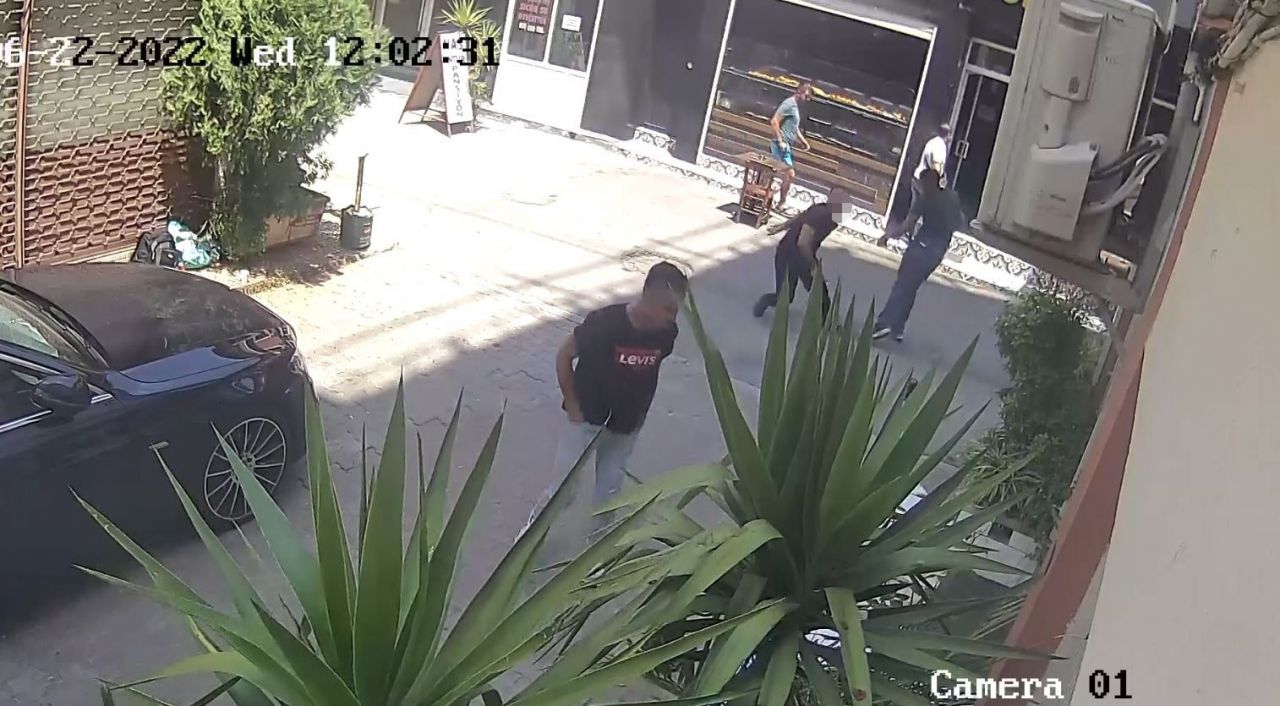 Önce bıçakladı, sonra yardımına koşup yarasına tampon yaptı 9