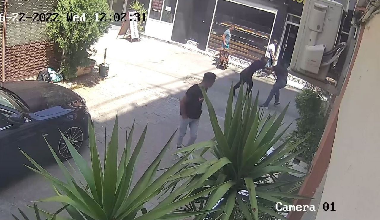 Önce bıçakladı, sonra yardımına koşup yarasına tampon yaptı 11